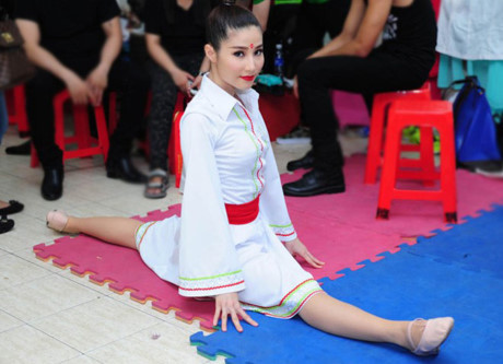 Thót tim vì mỹ nữ Việt xoạc chân 180 độ như gái Trung Quốc - Ảnh 15 Thot tim vi my nu Viet xoac chan 180 do nhu gai Trung Quoc - Anh 15