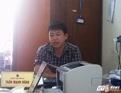 Thu hoi no khong duoc, can bo thue dan hang chan khach truoc quan an - Anh 2