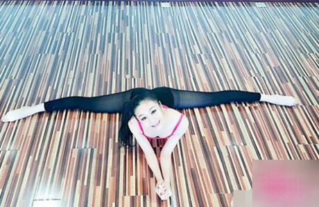 Thót tim vì mỹ nữ Việt xoạc chân 180 độ như gái Trung Quốc - Ảnh 4 Thot tim vi my nu Viet xoac chan 180 do nhu gai Trung Quoc - Anh 4