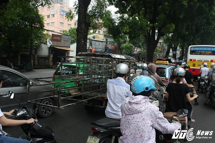 Nhan nhản những kẻ lê "máy chém" sẵn sàng cắt cổ người đi đường ở Hà Nội