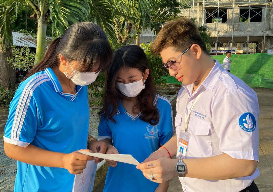 Học sinh TP Trà Vinh (tỉnh Trà Vinh) thảo luận sau giờ làm bài thi tốt nghiệp THPT năm 2023. Học sinh TP Trà Vinh (tỉnh Trà Vinh) thảo luận sau giờ làm bài thi tốt nghiệp THPT năm 2023.