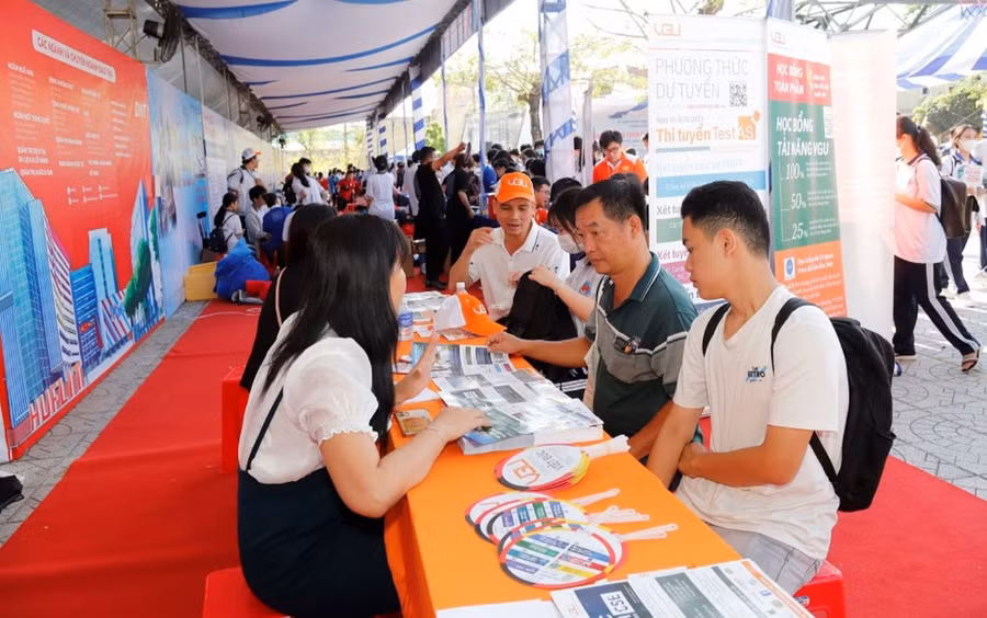 Thí sinh tham gia Ngày hội tư vấn, tuyển sinh, hướng nghiệp tại tỉnh Tiền Giang. 