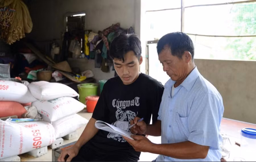 Ông Nguyễn Minh Nhật bàn giao số tiền và danh sách những người ủng hộ cho gia đình em Thắng.