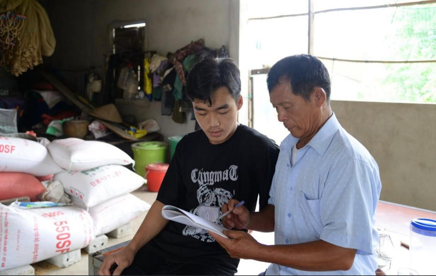 Ông Nguyễn Minh Nhật bàn giao số tiền và danh sách những người ủng hộ cho gia đình em Thắng. Ông Nguyễn Minh Nhật bàn giao số tiền và danh sách những người ủng hộ cho gia đình em Thắng.