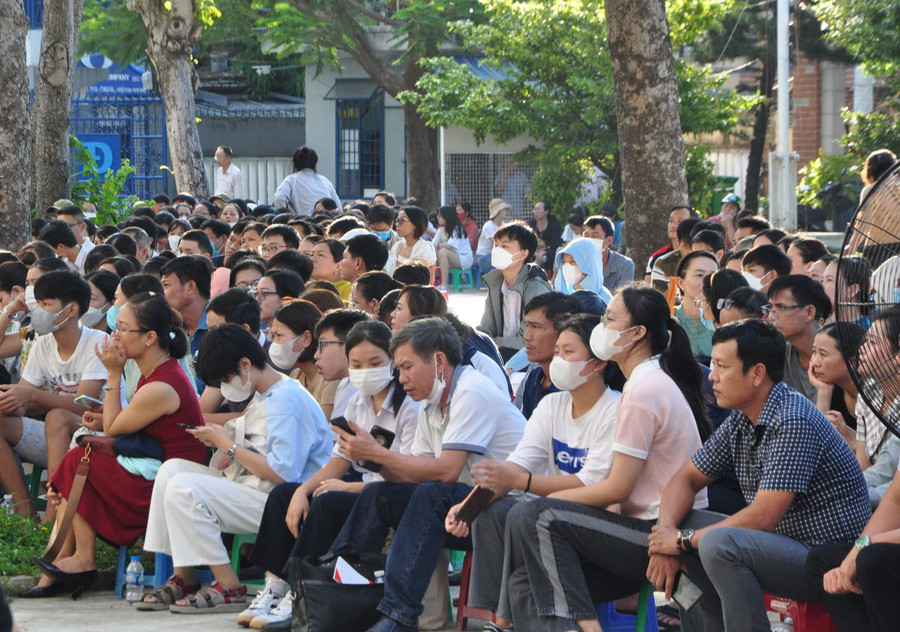 Phụ huynh có con trúng tuyển vào lớp 10, Trường THPT Hoàng Hoa Thám (Đà Nẵng) tìm hiểu nhóm môn lựa chọn vào lớp 10 trong buổi tư vấn do nhà trường tổ chức. Phụ huynh có con trúng tuyển vào lớp 10, Trường THPT Hoàng Hoa Thám (Đà Nẵng) tìm hiểu nhóm môn lựa chọn vào lớp 10 trong buổi tư vấn do nhà trường tổ chức.