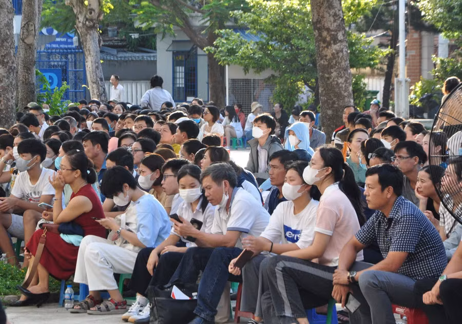 Phụ huynh có con trúng tuyển vào lớp 10, Trường THPT Hoàng Hoa Thám (Đà Nẵng) tìm hiểu nhóm môn lựa chọn vào lớp 10 trong buổi tư vấn do nhà trường tổ chức.