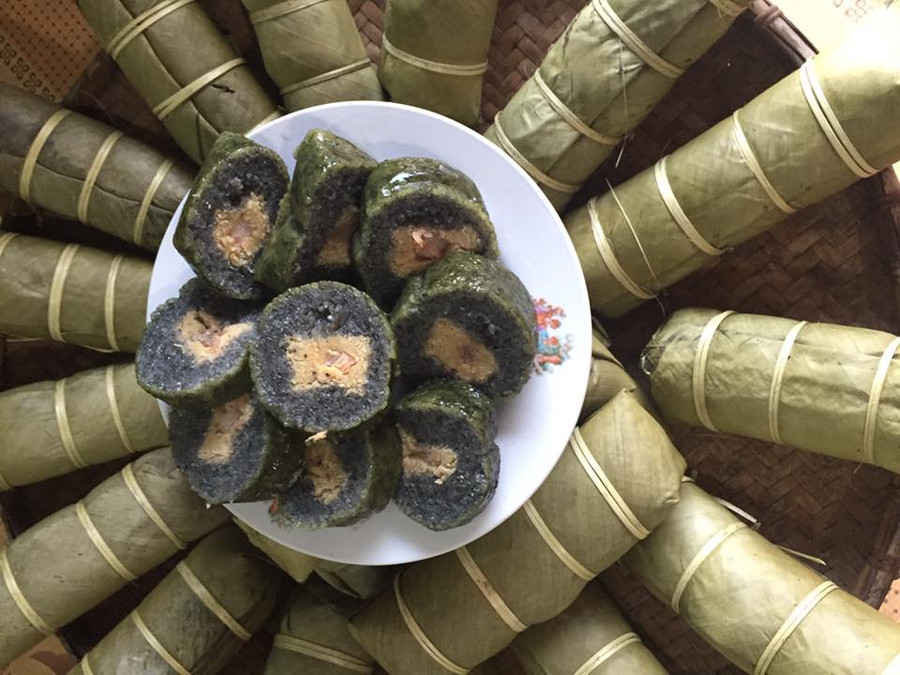 Bánh chưng đen thơm ngon, béo ngậy và thơm mùi thảo quả. Bánh chưng đen thơm ngon, béo ngậy và thơm mùi thảo quả.