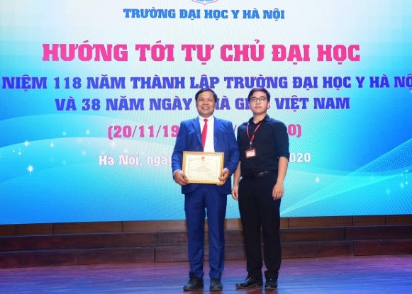 Phạm Đức Anh (bên phải). Ảnh: TG
