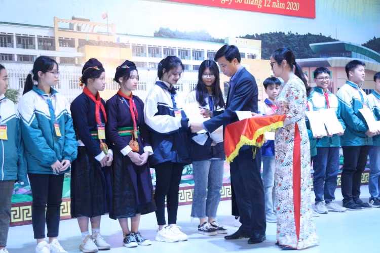 Trao thưởng cho các học sinh đoạt giải tại cuộc thi KHKT tỉnh Yên Bái năm 2020. Ảnh: Hạ Vi