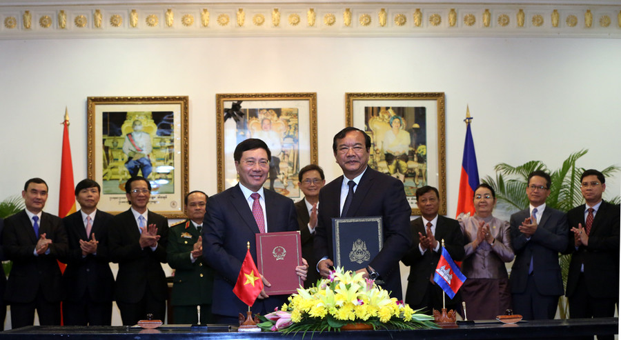 Phó Thủ tướng, Bộ trưởng Ngoại giao Phạm Bình Minh và Bộ trưởng cao cấp, Bộ trưởng Bộ Ngoại giao và Hợp tác quốc tế Campuchia Prak Sokhonn. Ảnh: VGP/Hải Minh