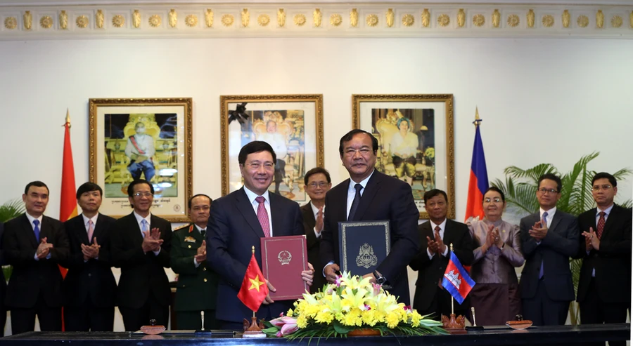 Phó Thủ tướng, Bộ trưởng Ngoại giao Phạm Bình Minh và Bộ trưởng cao cấp, Bộ trưởng Bộ Ngoại giao và Hợp tác quốc tế Campuchia Prak Sokhonn. Ảnh: VGP/Hải Minh