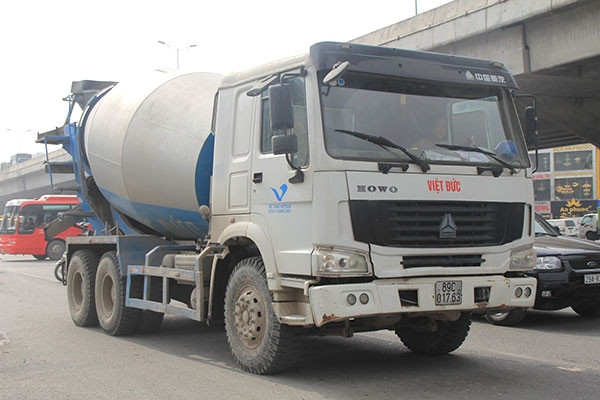 Phớt lờ lệnh cấm, xe trộn bê tông “đại náo” Thủ đô