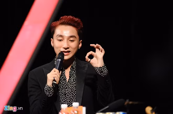 Trong chương trình, Sơn Tùng chia sẻ quan điểm của bản thân về sự khác biệt. Anh cho rằng sự khác biệt được tạo ra từ ba điều: tư duy, tự tin và sự chuẩn bị của bản thân. “Khi bạn có một tư duy khác biệt thì mọi con đường bạn đi sẽ khác biệt. Tuy nhiên, sự khác biệt đó cũng rất nguy hiểm, nó sẽ là 50 – 50 may rủi, sẽ có người ghét, sẽ có người yêu. Nhưng chỉ cần có sự tự tin thì bạn sẽ dám sẵn sàng, chấp nhận và dấn thân vào mục tiêu”. Sơn Tùng M-TP tiết lộ chuyện điên rồ nhất từng làm