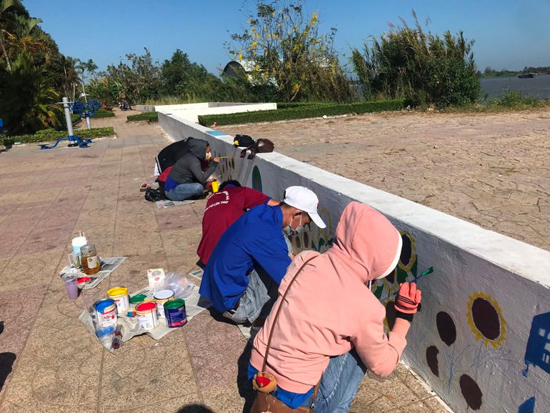 Mặc cho trời nắng nóng nhưng các bạn vẫn tập trung vẽ