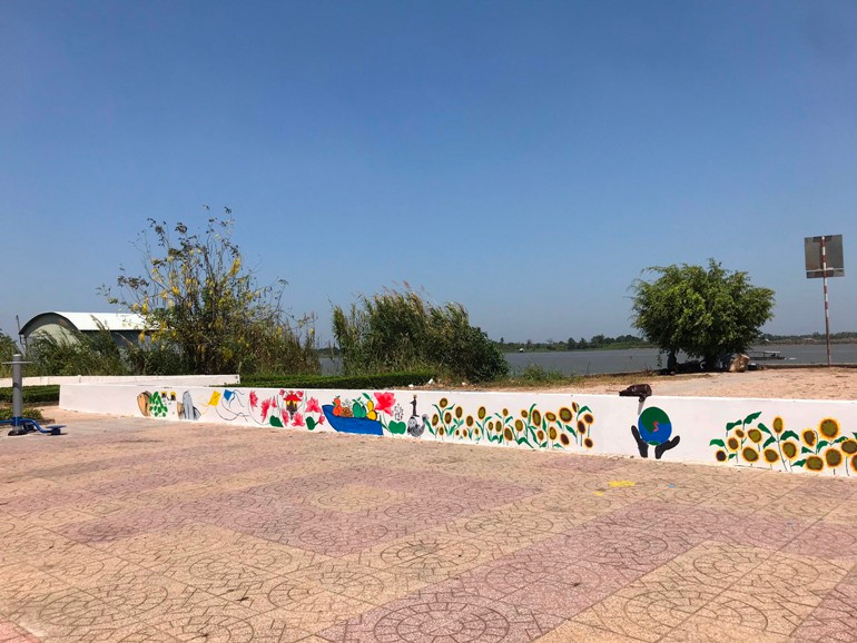 Để hoàn thành bức bích họa này các đoàn viên thanh niên phải bỏ nhiều công sức.