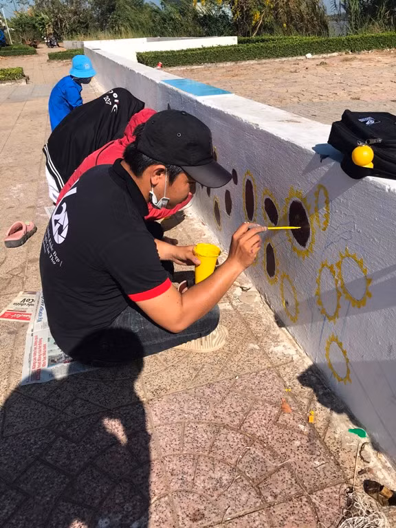 Trường CĐ nghề Cần Thơ cùng Đoàn phường Bùi Hữu Nghĩa vẽ trang trí, trả lại không gian sạch sẽ cho người dân.