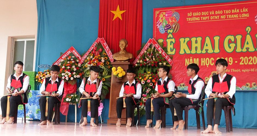 Đội chiêng Trường THPT DTNT N’Trang Lơng biểu diễn trong lễ khai giảng năm học. Ảnh: TT Đội chiêng Trường THPT DTNT N’Trang Lơng biểu diễn trong lễ khai giảng năm học. Ảnh: TT