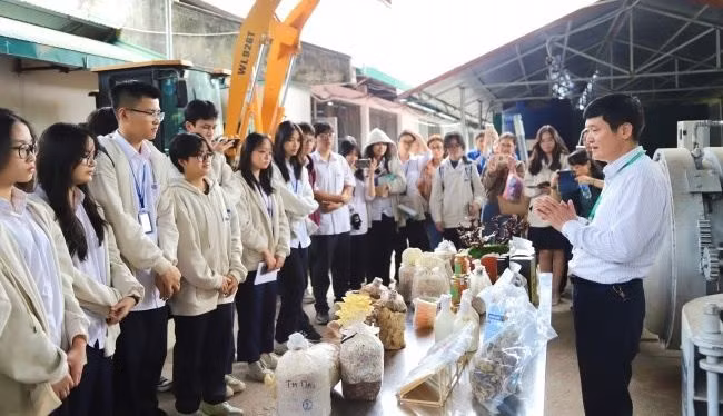 Học sinh Trường THPT Chu Văn An (Hà Nội) nghe giới thiệu về một số ngành đào tạo của Học viện Nông nghiệp Việt Nam. Ảnh: NTCC