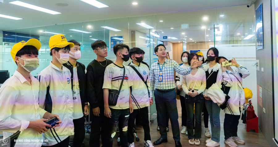 Học sinh trải nghiệm thực tế tại Trường ĐH Công nghiệp Hà Nội. Ảnh: NTCC