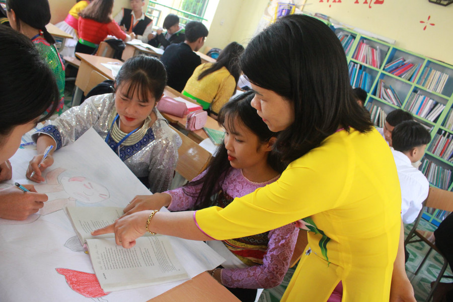 Cô Hoàng Thị Hà trong giờ lên lớp. Ảnh NVCC