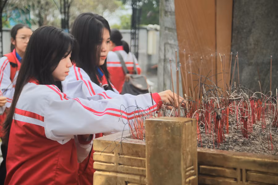 Đoàn trường THPT chuyên Lê Quý Đôn tổ chức học sinh thăm viếng tại Nghĩa trang Liệt sĩ quốc gia Đường 9.