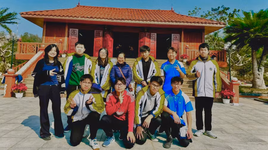 Nguyễn Dương Bảo Lam (ngoài cùng bên trái, hàng thứ 2) cùng đội tuyển học sinh giỏi quốc gia tỉnh Lạng Sơn năm 2024. Ảnh: NVCC