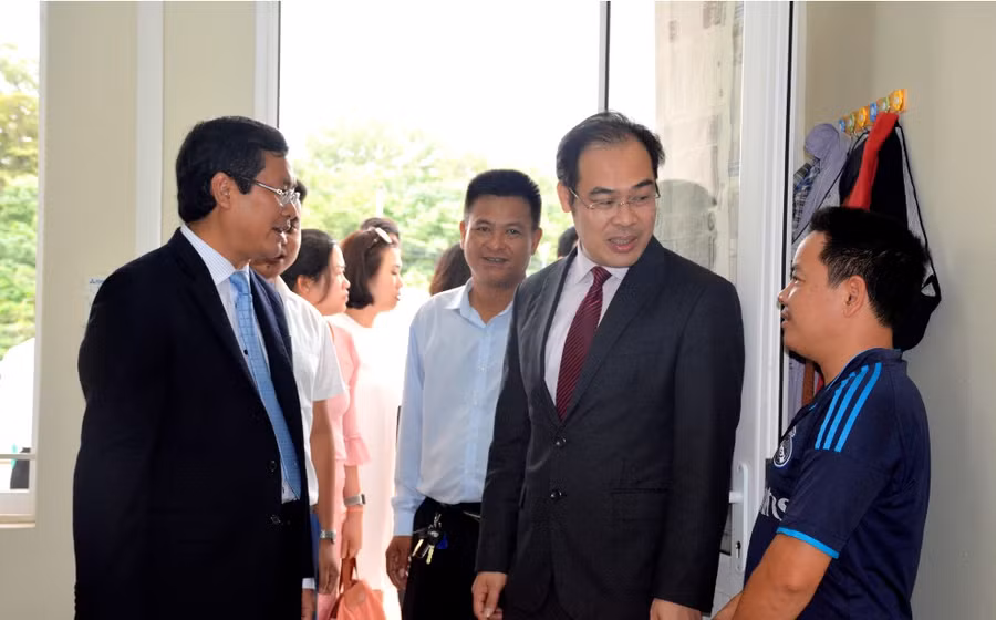 Thứ trưởng Nguyễn Văn Phúc thăm ký túc xá lưu học sinh Việt Nam tại Lào