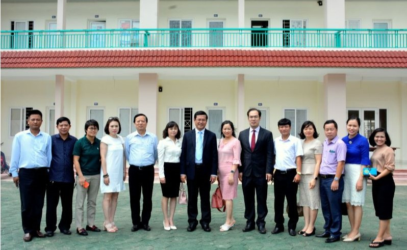 Đoàn công tác Bộ GD&ĐT chụp ảnh lưu niệm với một số giáo viên dạy tiếng Việt tại Lào Đoàn công tác Bộ GD&ĐT chụp ảnh lưu niệm với một số giáo viên dạy tiếng Việt tại Lào