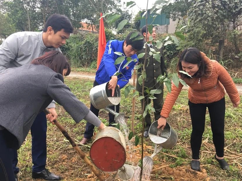 Các đại biểu trồng cây tại lễ phát động. Ảnh: Nguyễn Quỳnh