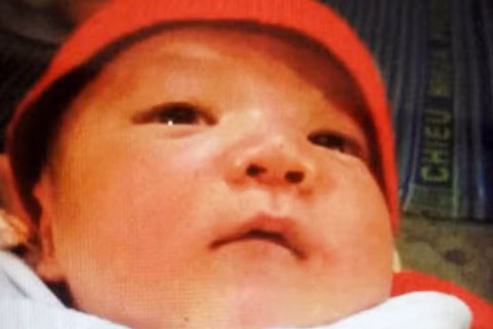 Cháu bé đã được gia đình đưa về và chăm sóc.