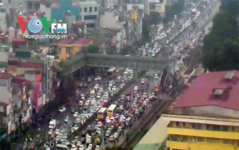 va cham lien hoan giua 6 xe o to, cau vuot vong un tac hinh 0