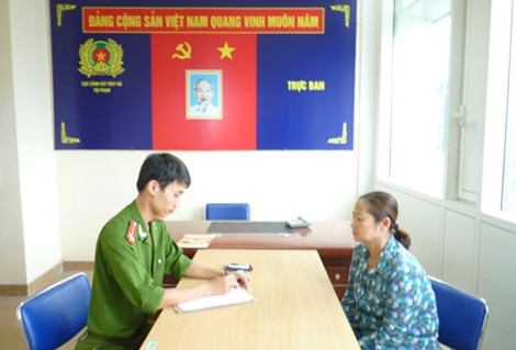 Đối tượng truy nã đặc biệt Mai Thị Hoa khai báo tại cơ quan Công an.