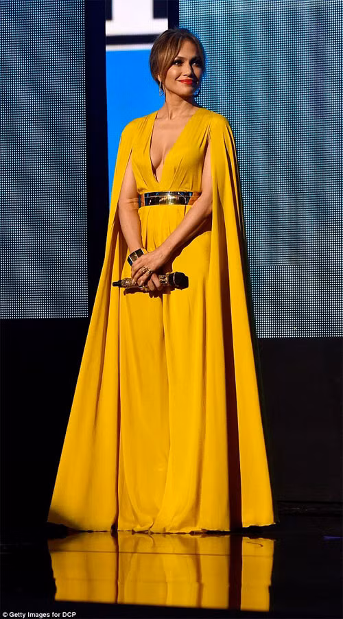 jennifer lopez sexy tot bac tai le trao giai amas hinh anh 9