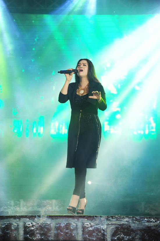 Sinh con xong Nhật Kim Anh thấy cuộc sống yêu đời và có ý nghĩa hơn. Tuy nhiên, cô thấy nhớ sân khấu quá nên trở lại khi con vẫn còn bé. Tháng 12 tới cô phát hành album dân ca, còn sau Tết sẽ đi đóng phim. nhat-kim-anh-tai-xuat-sau-hai-thang-sinh-con-1