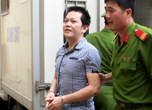 Trương Thành Trí được đưa đến tòa làm nhân chứng vụ án CSGT nổ súng bắn chết lãnh đạo. Ảnh: Hoàng Trường Trương Thành Trí được dẫn giải lên làm nhân chứng vụ án CSGT giết nổ súng bắn chết lãnh đạo. Ảnh: Hoàng Trường