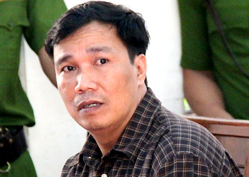 Với hành vi bắn chết thiếu tá Sơn, nguyên đại úy Ngô Văn Vinh bị tòa sơ thẩm xử phạt 9 năm tù. Ảnh: Hoàng Trường Với hành vi bắn chết thiếu tá Sơn, nguyên đại úy Ngô Văn Vinh bị tòa sơ thẩm xử phạt 9 năm tù. Ảnh: Hoàng Trường