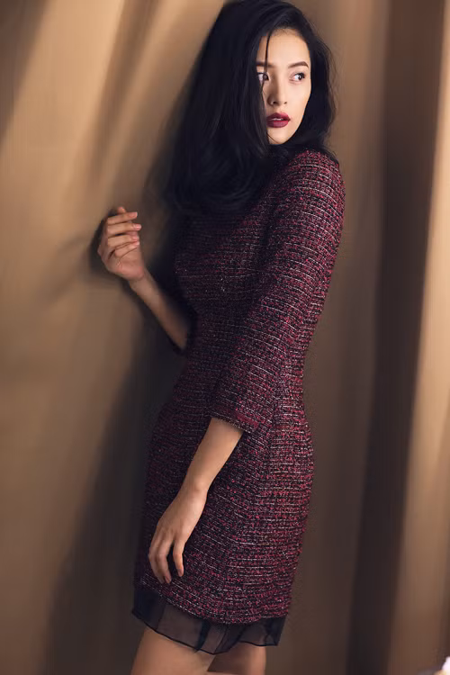 Hạ Vi khoe đường cong với váy ôm