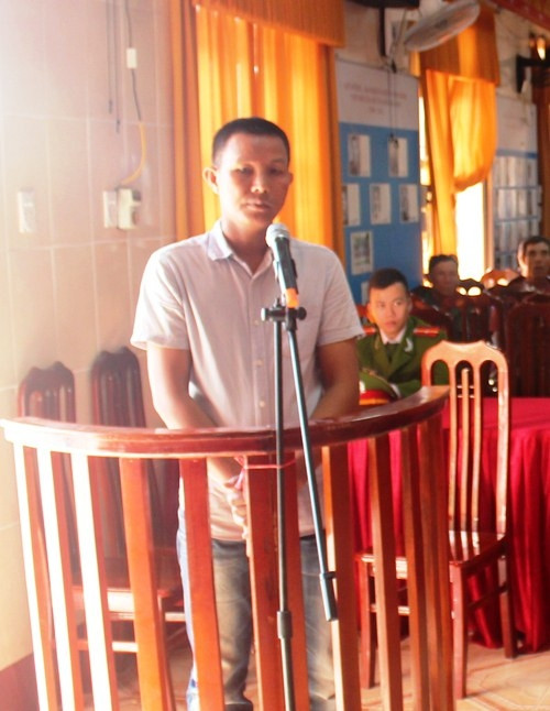 Dùng chân đạp mạnh vào vùng bộ hạ CSGT vì bị yêu cầu dừng xe - Ảnh 1