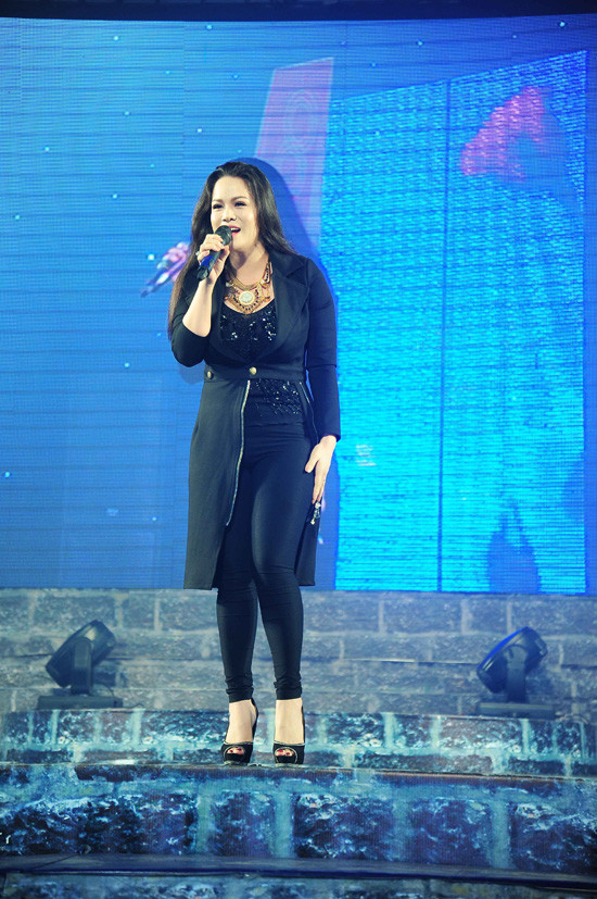 Nhật Kim Anh quyết định trở lại sau hai tháng sinh con trai đầu lòng. Nữ ca sĩ vẫn còn hơi tròn trịa nhưng cô đã giảm cân nhiều. Khi mang thai cô tăng tới 30kg. Nhật Kim Anh cho biết, cô không sợ xấu nên nuôi con hoàn toàn bằng sữa mẹ. Từ khi sinh đến nay cô phải cố gắng giữ chế độ dinh dưỡng cân bằng, để vừa giảm được cân vừa có thể cho con bú. nhat-kim-anh-tai-xuat-sau-hai-thang-sinh-con