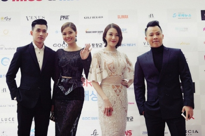 Hình ảnh mới nhất của Kỳ Hân khi cô tham dự sự kiện tại Hàn Quốc ( thứ 2 từ trái qua) được chính ông bầu Khắc Tiệp đăng trên trang cá nhân. image-10-1448155042_660x0