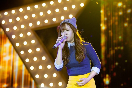 Hành động dễ thương của Sơn Ngọc Minh dành cho Bảo Uyên khiến khán giả Cần Thơ thích thú.