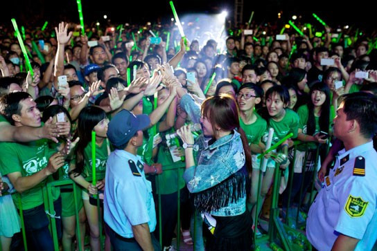 Hari Won rất được lòng fan Đại học Cần Thơ nhờ vẻ đẹp dễ thương hồn nhiên của mình.