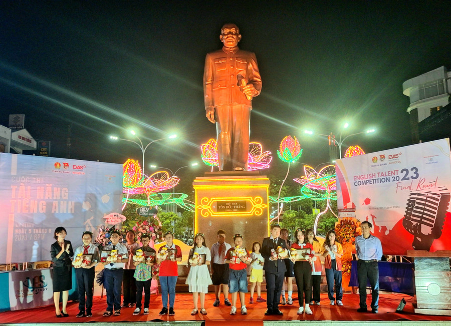 Trao giải Khích khuyến cho các thí sinh. Trao giải Khích khuyến cho các thí sinh.