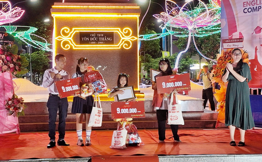 Ban tổ chức trao giải Nhất cho các thí sinh. Ban tổ chức trao giải Nhất cho các thí sinh.