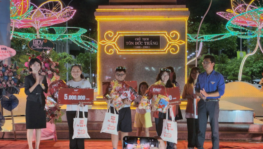 Trao giải Nhì cho các thí sinh đạt giải. Trao giải Nhì cho các thí sinh đạt giải.