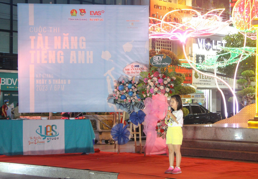 Thí sinh khối Tiểu học thể hiện phần dự thi trong đêm Gala. Thí sinh khối Tiểu học thể hiện phần dự thi trong đêm Gala.