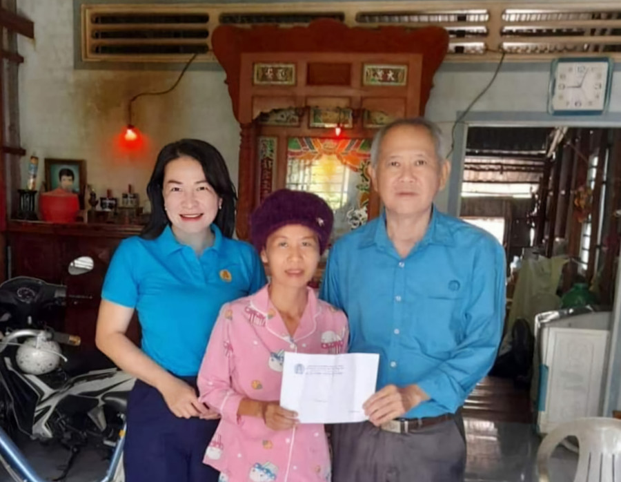 Đại diện LĐLĐ huyện Thoại Sơn và CĐCS Trường C thị trấn Núi Sập trao hỗ trợ cô Nhung. Đại diện LĐLĐ huyện Thoại Sơn và CĐCS Trường C thị trấn Núi Sập trao hỗ trợ cô Nhung.