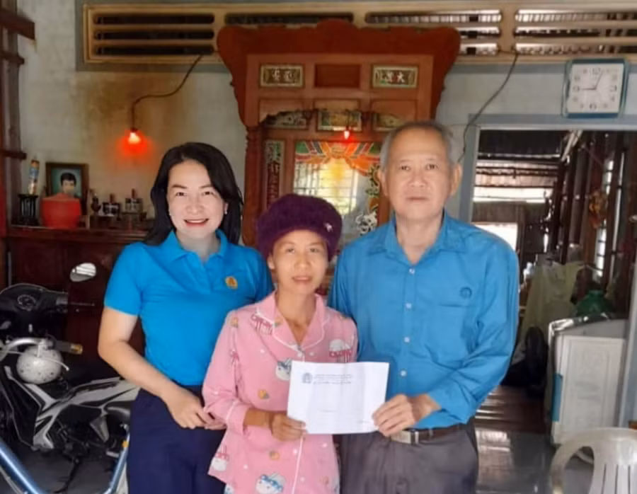 Đại diện LĐLĐ huyện Thoại Sơn và CĐCS Trường C thị trấn Núi Sập trao hỗ trợ cô Nhung.