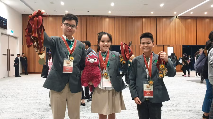 Học sinh Trường St. Nicholas.