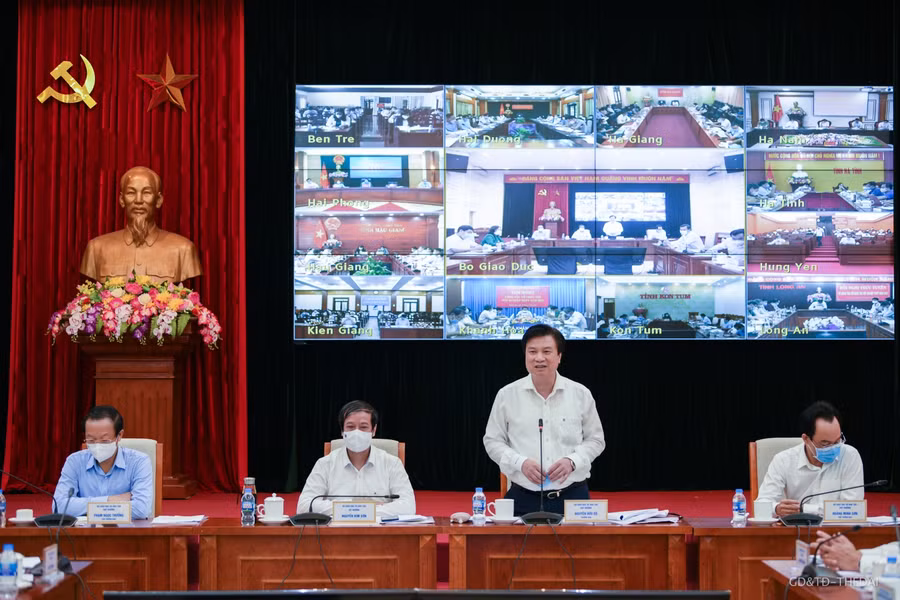 Thứ trưởng Bộ GD&amp;ĐT Nguyễn Hữu Độ phát biểu tại Hội nghị.